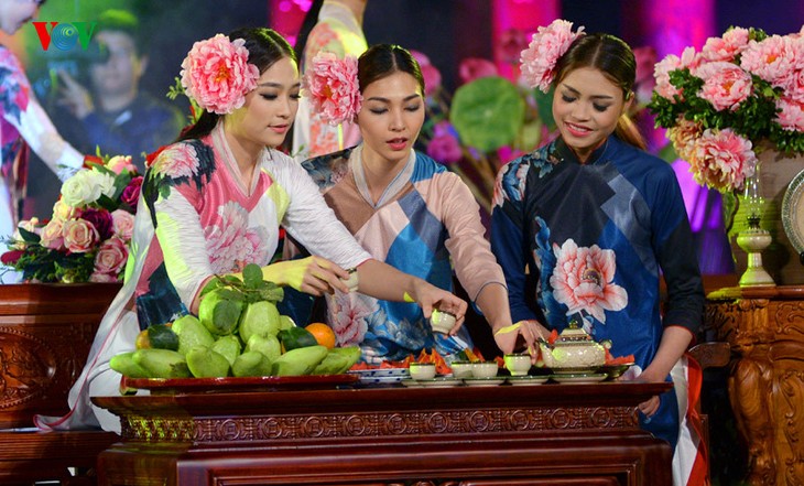 Soirée des ao dai au Temple de la Littérature - ảnh 16